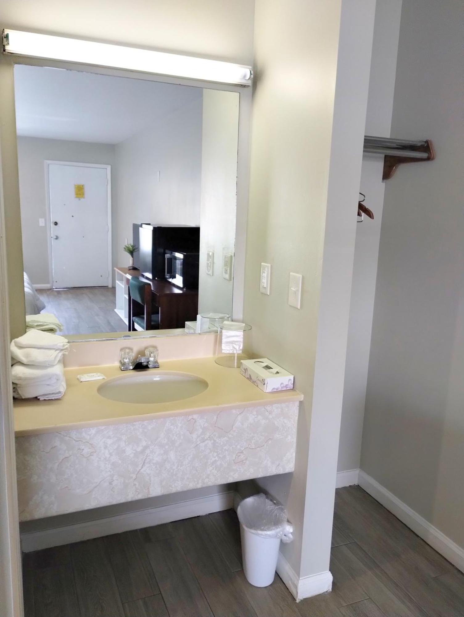 مدينة ليك Gateway Inn المظهر الخارجي الصورة